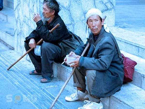 Mơ thấy ăn mày là lời cảnh báo tài chính hay báo cơ hội?