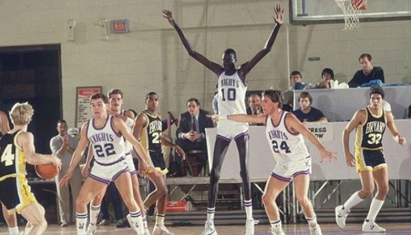 Cầu thủ bóng rổ cao nhất thế giới là ai?