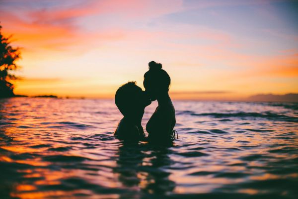 Giải mã giấc mơ thấy hôn nhau là điềm báo gì?