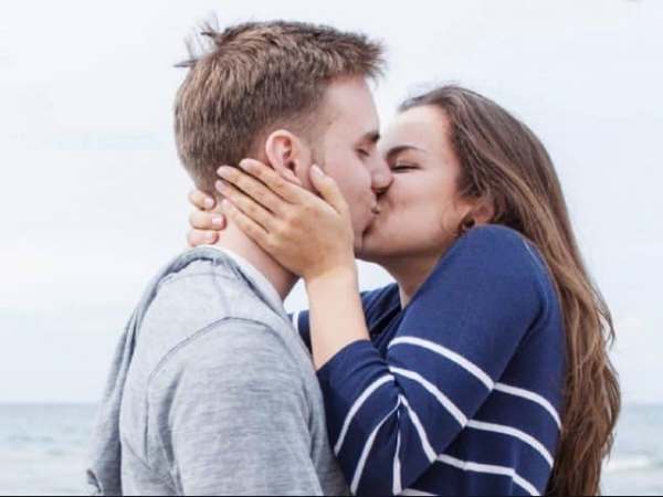 Giải mã ý nghĩa giấc mơ thấy hôn người lạ là điềm gì?