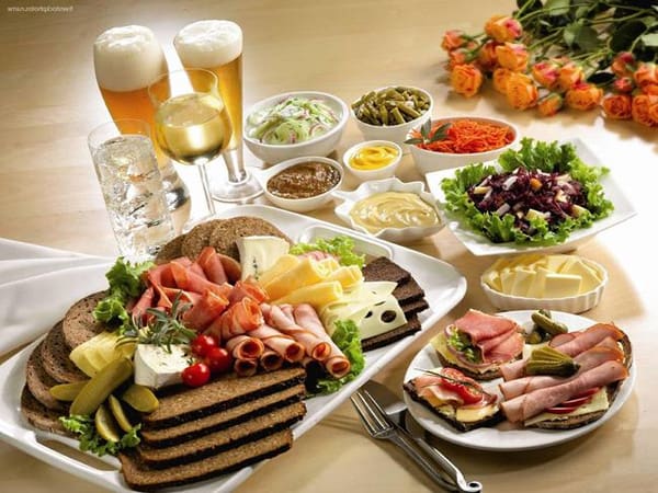 Chiêm bao mơ thấy ăn uống báo điềm gì, đánh con gì phát tài?