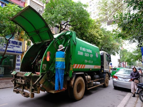 Nhìn thấy xe trở rác có phải điềm xui