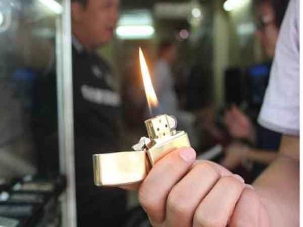 Nếu thấy bật lửa trong tay người lạ
