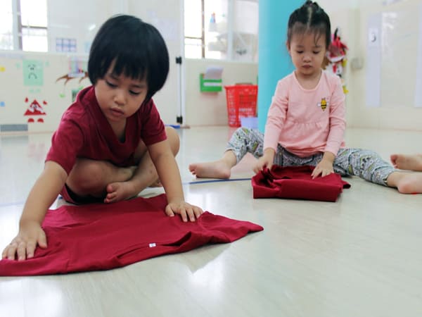 Thấy gấp quần áo cho người khác
