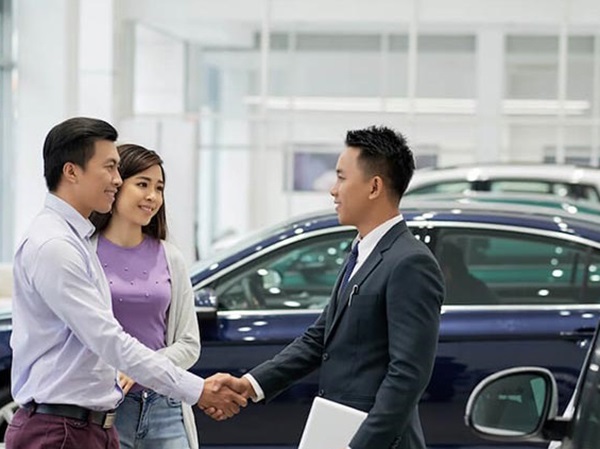 Nằm mơ thấy mua xe ô tô màu trắng, màu đỏ điềm gì?